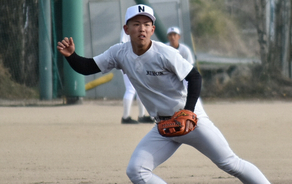 三塁の守備練習をする中村浩聖選手＝長崎県諫早市で2023年3月8日午後4時9分、高橋広之撮影