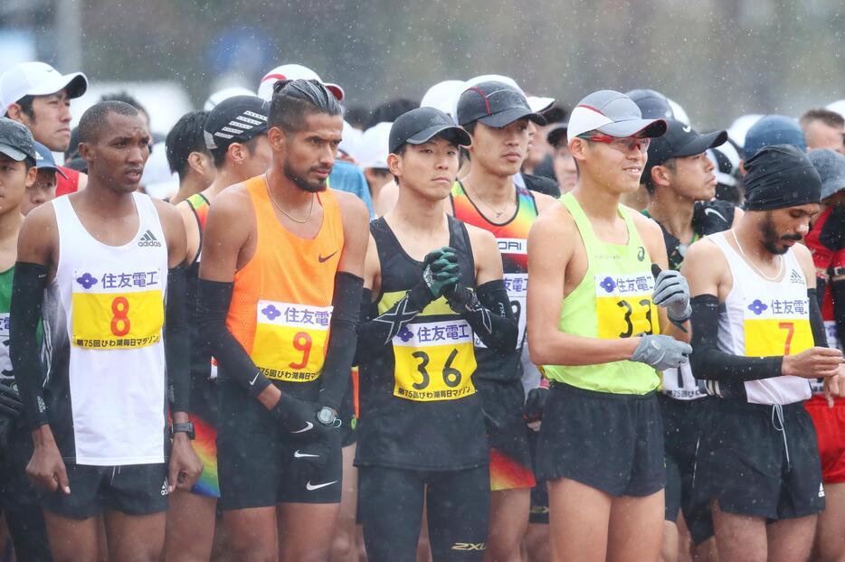 号砲が鳴らずにスタートを待つ選手も寒さに凍えた。前代未聞のアクシデントに川内(右から2人目）は思わず笑いを浮かべる（写真：西村尚己/アフロスポーツ）