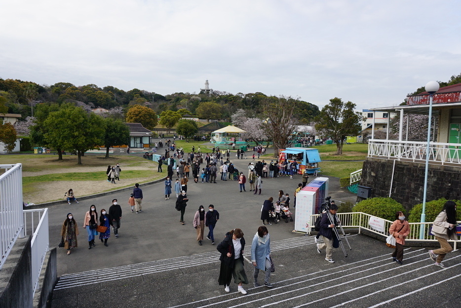 ［写真］閉園した、みさき公園。蛍の光が流れると同時に帰る利用客＝31日午後5時ごろ、大阪府岬町で