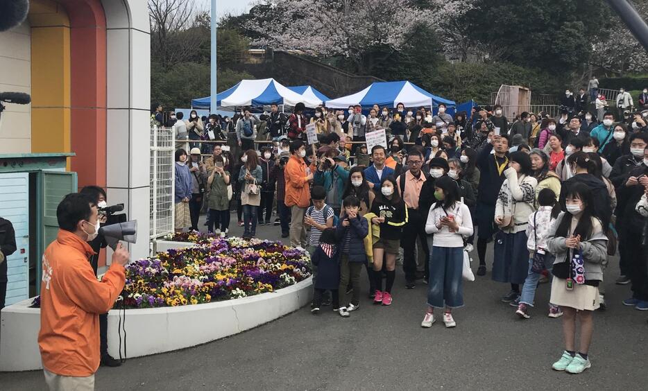 ［写真］閉園後も門にいた来園者にあいさつ後、人だかりができないようお願いする真貝園長。最後まで対策は怠らない姿勢が見られた＝31日午後5時すぎ、大阪府岬町で