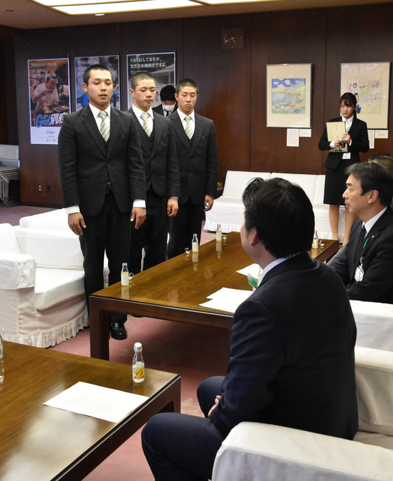 長野市長に健闘を誓う若杉主将（左）