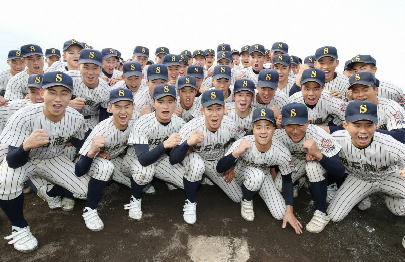 センバツ出場が決まり、喜ぶ明石商の選手たち＝兵庫県明石市で2020年1月24日午後3時42分、梅田麻衣子撮影