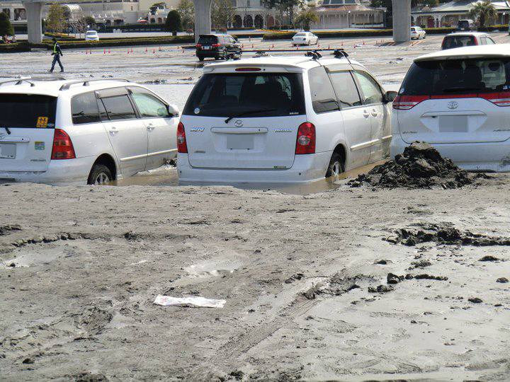 駐車場が冠水、停車していた車も被害を受けた（2011年3月12日撮影：三浦雄二）