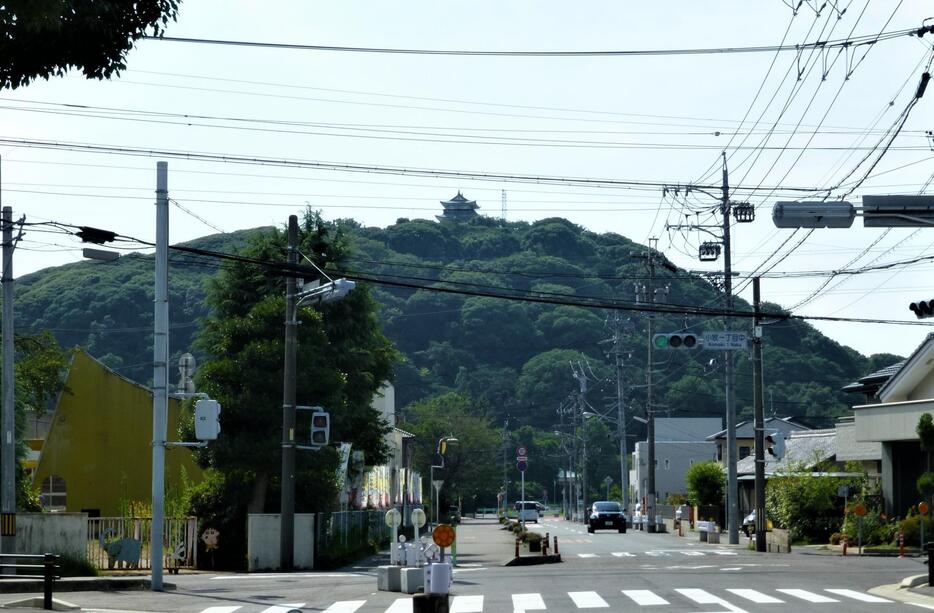 濃尾平野の小さな独立峰、小牧山。かつて織田信長の居城があった