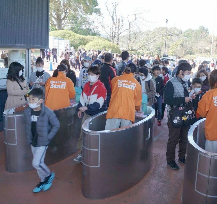 [写真]多くの人が開園前から列をなした、みさき公園。検温や消毒もスムーズに行われていた＝24日午前9時半ごろ、大阪府岬町で