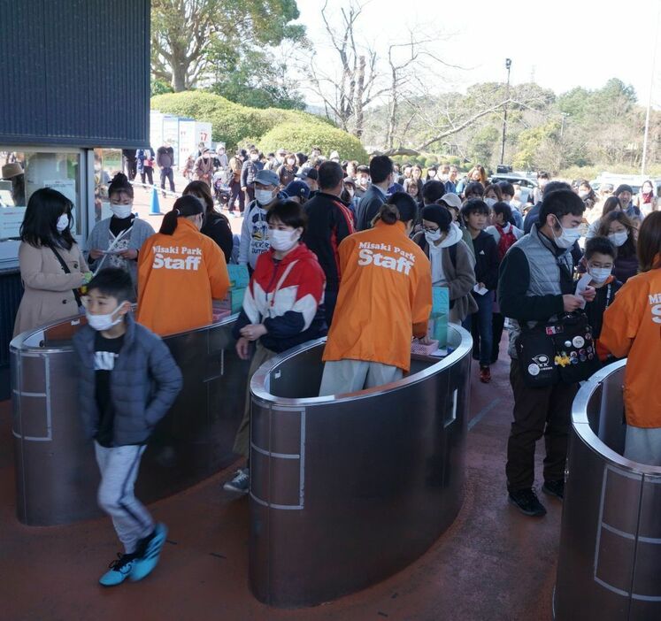 新型コロナウイルス感染拡大防止のため先月29日から休園していた大阪府岬町の「みさき公園」が24日、一部営業を再開した。同園は南海の運営撤退と同時に31日で63年にわたる営業を終了する。入園時には検温や手の消毒が行われた＝24日午前9時半ごろ、大阪府岬町で