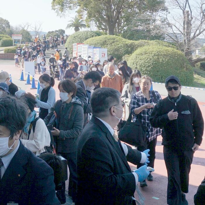 [写真]多くの職員が入園者に検温や消毒を行っていた