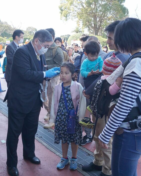 入園時には検温、手の消毒を行い、37.5度以上の熱がある場合は入園を断るという。南海電鉄本社からも応援の職員が来て対応した