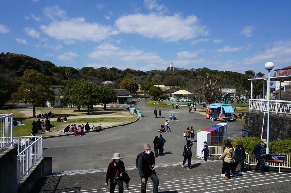 青空のもと、多くの来園者でにぎわう、みさき公園