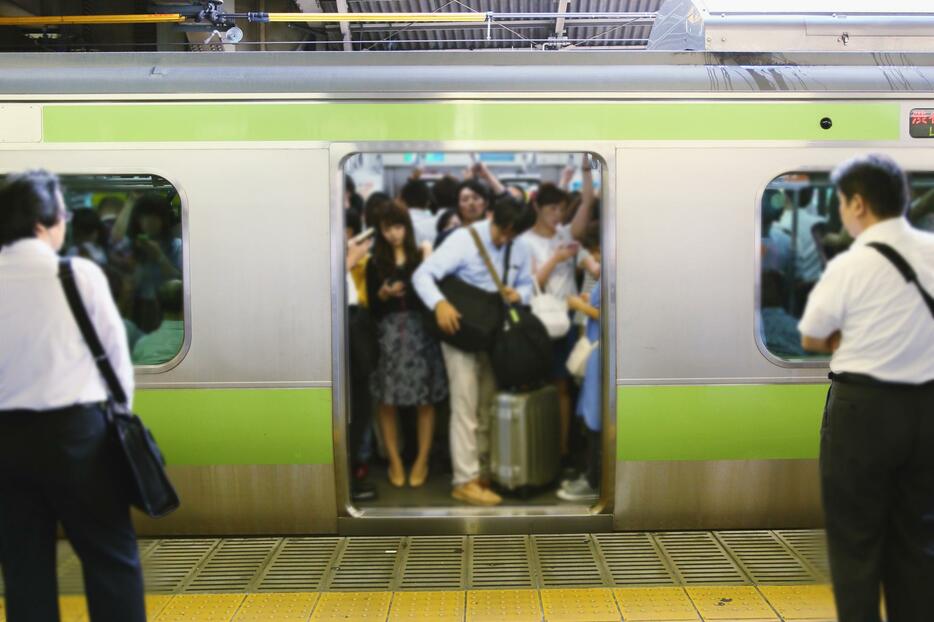 人が密集する満員電車を避ける動きも出てきている（写真：アフロ）