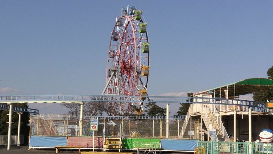 [写真]休園中の「みさき公園」。観覧車は営業再開後も感染防止のため動かさないという＝23日午後5時ごろ、大阪府岬町で