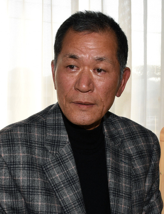 １９７３年から２００５年まで倉敷商で監督を務めた長谷川登さん＝倉敷市で、松室花実撮影