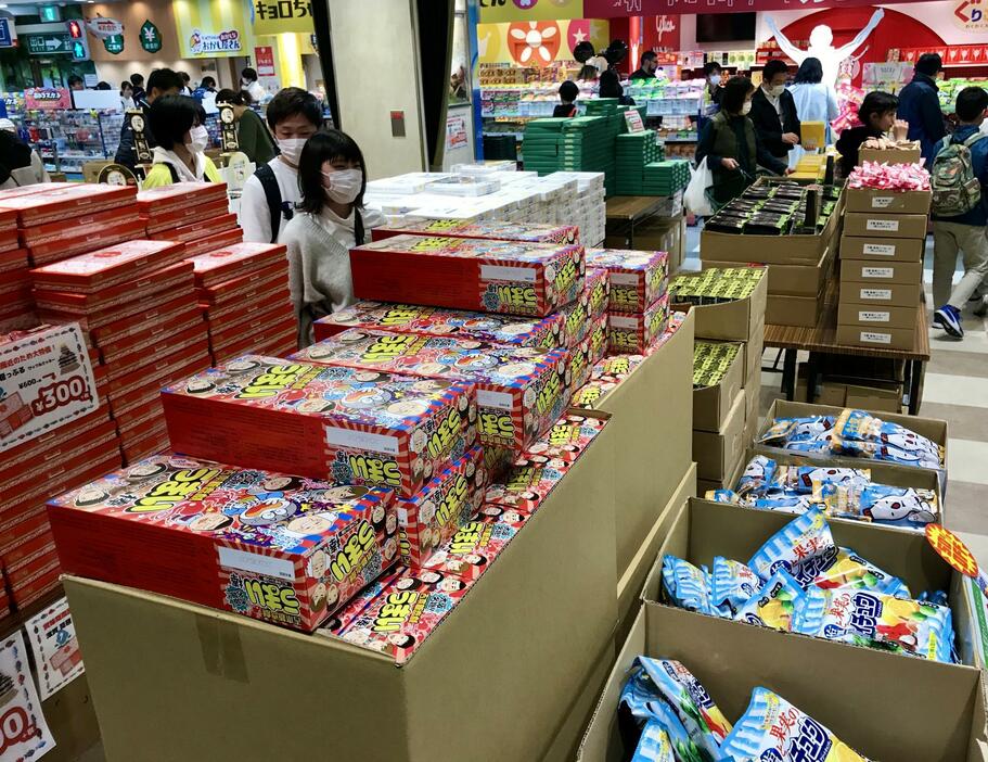 ［写真］通天閣地下では、取引先の土産菓子業者の各地の観光施設から返品となった、賞味期限が迫った菓子を半額で販売。業者からは「廃棄の場合はさらに費用がかかるなどするため、半額でも売ってもらえるのはうれしい」という声が聞かれた