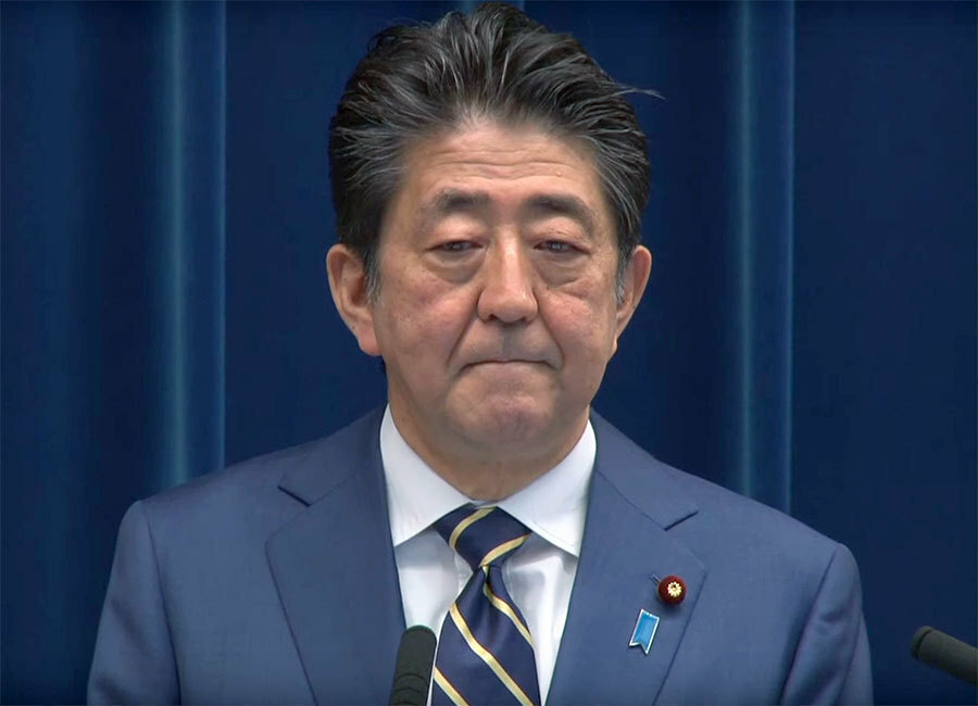 会見した安倍首相＝28日午後6時ごろ