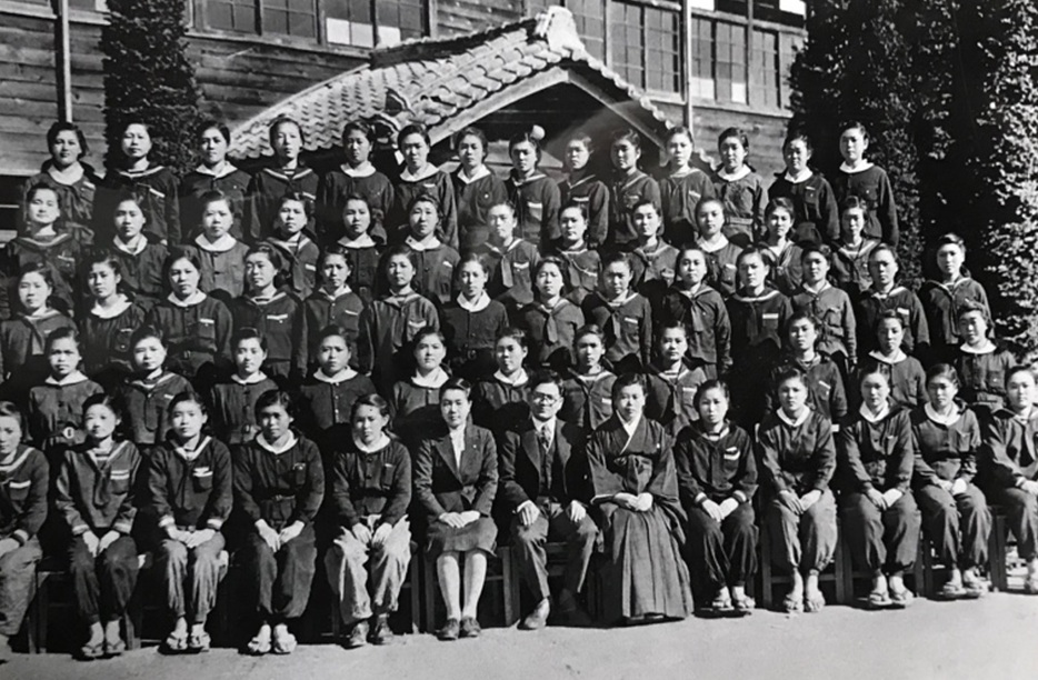 原町高等女学校17回生（日高さんの学年）の集合写真。終戦後の1945年11月撮影（提供：日高美奈子さん）