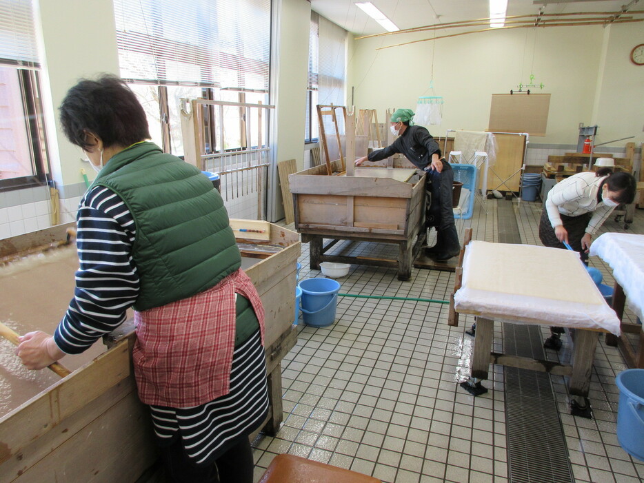 美濃手すき和紙協同組合の共同工房で、職人たちが総仕上げとなる手すき作業を進めた