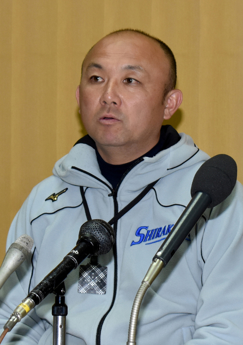 白樺学園内で記者会見に臨む戸出直樹監督＝北海道芽室町で