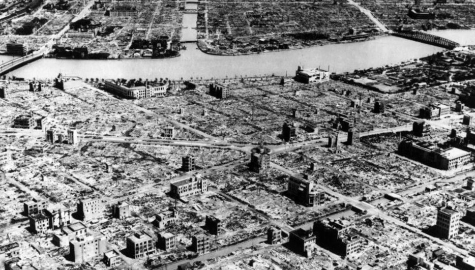 東京大空襲後、焼け野原になった東京下町。