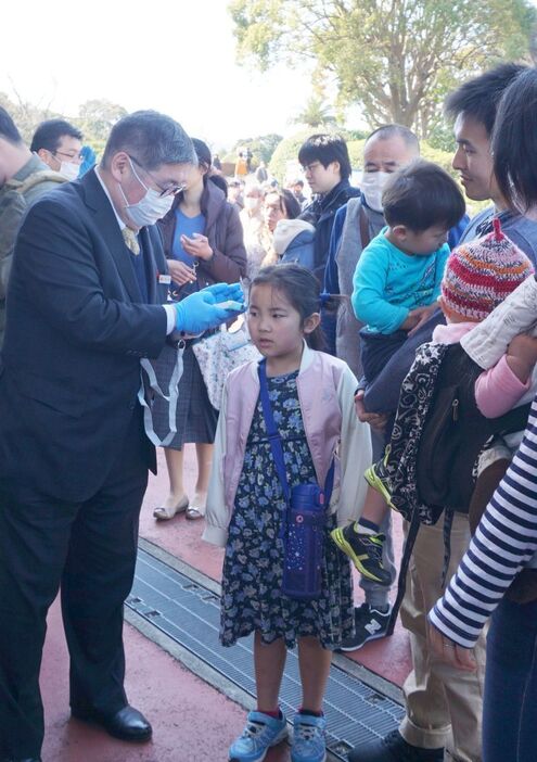 [写真]一人ひとりの検温を実施した＝24日午前、大阪府岬町で