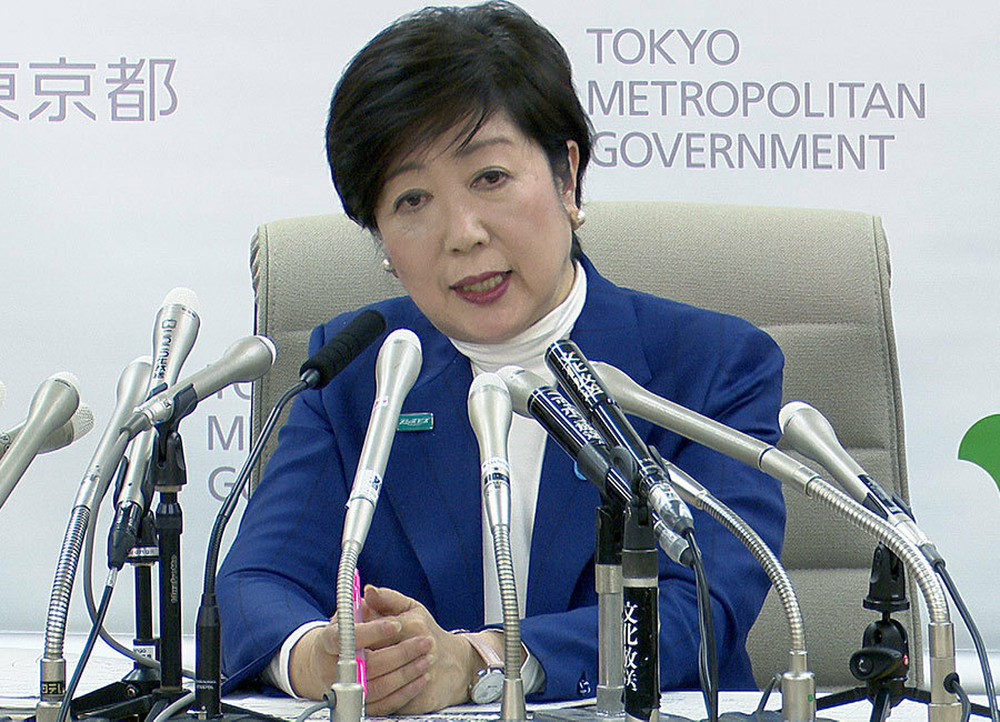 会見した小池都知事=30日午後8時40分ごろ