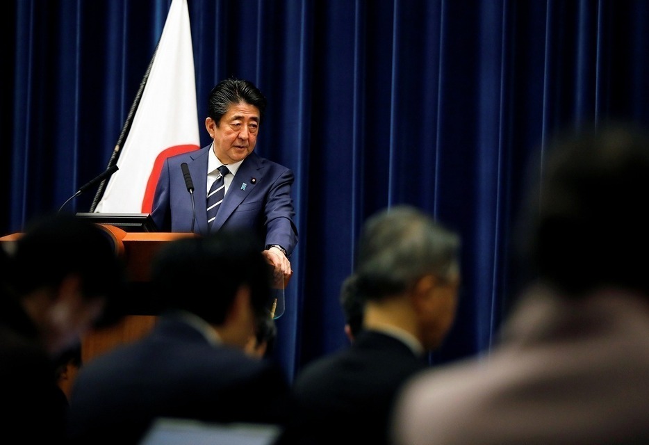 [写真]29日に行われた安倍首相の会見。新型コロナウイルス対応について直接的に国民に説明する場となった（ロイター/アフロ）