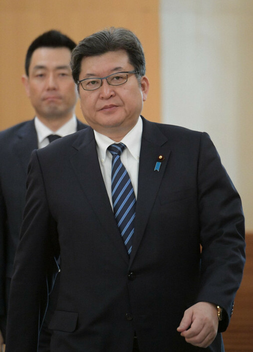 閣議に向かう萩生田光一文部科学相＝首相官邸で2020年3月13日午前8時25分、川田雅浩撮影