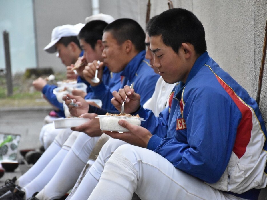 補食を食べて体作りに励む選手たち＝群馬県みどり市の桐生第一高グラウンドで