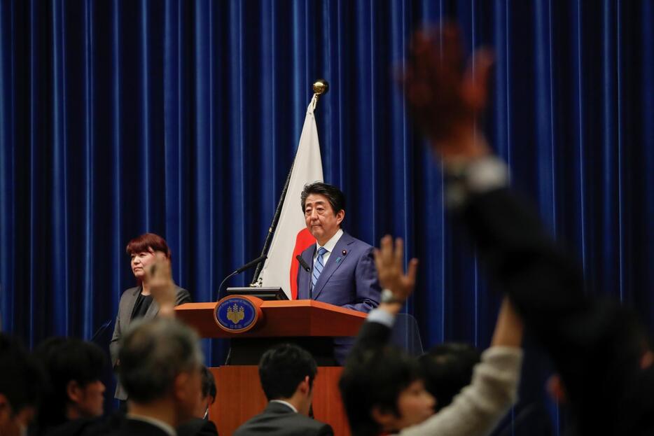 安倍首相の会見風景。3月14日撮影（写真：ロイター/アフロ）