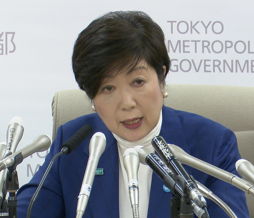 記者会見する小池百合子・東京都知事