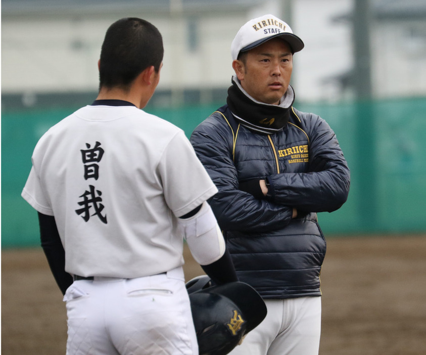 選手に指示を出す今泉壮介監督（右）＝群馬県みどり市の桐生第一高グラウンドで