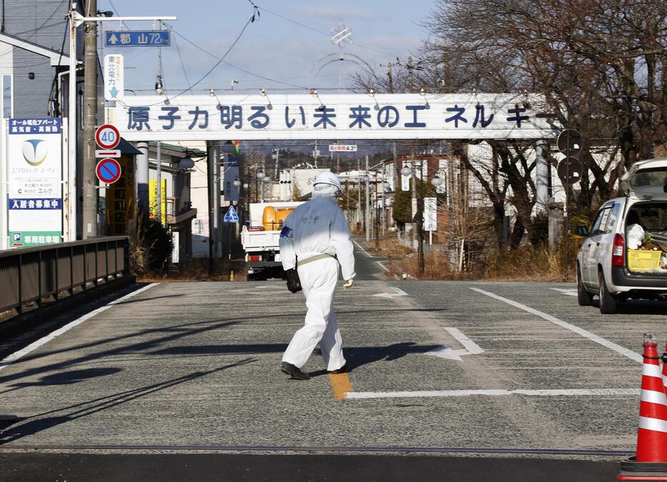 双葉町に掲げられていた看板。2014年3月11日撮影（写真：ロイター/アフロ）