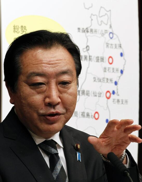 被災地の地図の前で復興庁発足について話す野田佳彦首相（当時）。2012年2月10日撮影（写真：ロイター/アフロ）