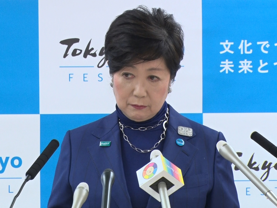 会見で記者からの質問をきく小池知事＝19日、都庁