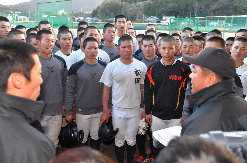 稙田監督（右手前）から中止の決定を伝えられる創成館の選手たち＝徳野仁子撮影