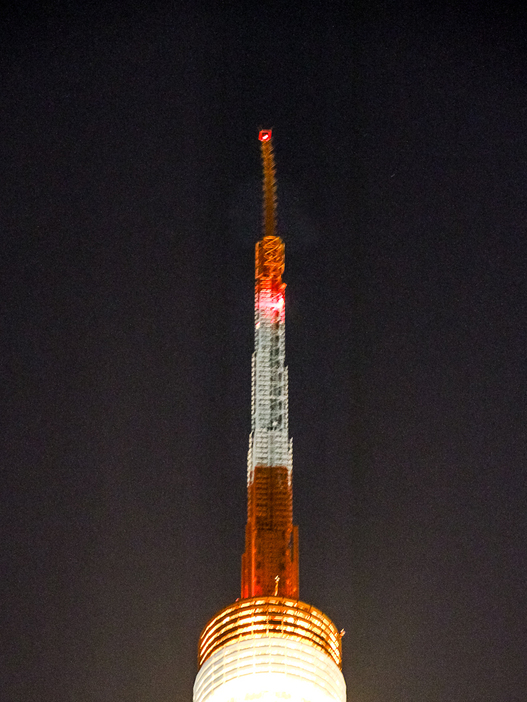 東京タワー先端部のアンテナ支柱が曲がった。2012年に交換（2011年3月11日撮影：志和浩司）