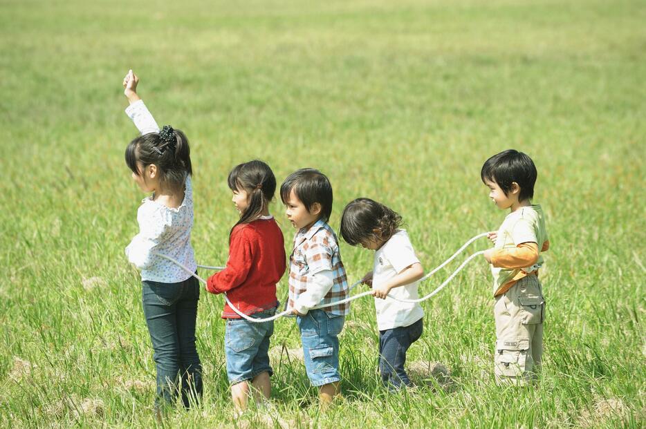 [イメージ]外で遊ぶ子どもたち（写真：アフロ）