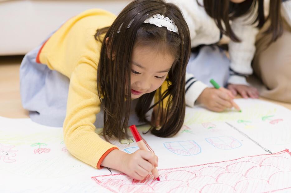 [イメージ]絵を描く子ども（写真：ミラタス/アフロイメージマート）