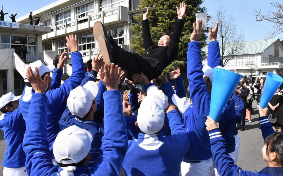 卒業式後、遠藤民生・野球部前主将（３年）を胴上げする磐城の選手たち＝福島県いわき市平の磐城高校で