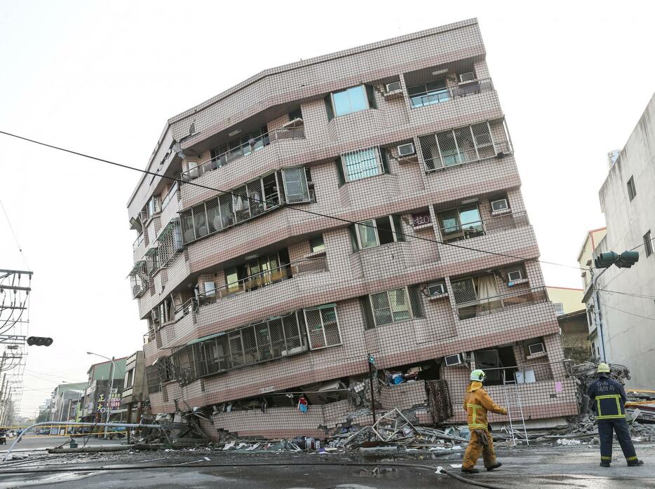 1階部分が潰れてしまった建物＝2016年2月6日（写真：ロイター/アフロ）