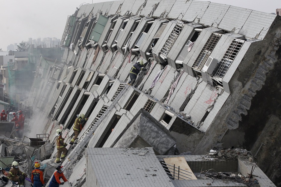 倒壊した建物＝2016年2月6日（写真：ロイター/アフロ）