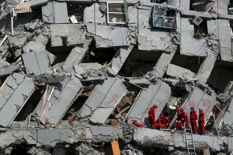 建物の崩れ方が衝撃の大きさを物語る＝2016年2月7日（写真：ロイター/アフロ）