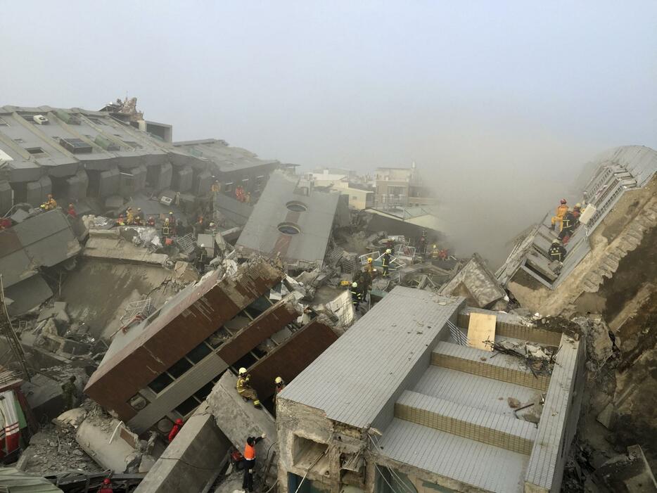 土煙が立ち込める現場＝2016年2月6日（写真：ロイター/アフロ）