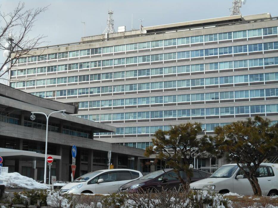 [写真]淫行処罰条例の骨子案を県議会に示す長野県。インターネットや大人の誘惑から自分を守る力をどう育てるか（長野市の県庁）