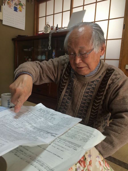 仙台の米騒動を報じた当時の新聞記事について説明する中川さん