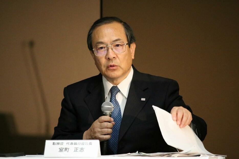 [写真]記者の質問に答える東芝・室町正志社長