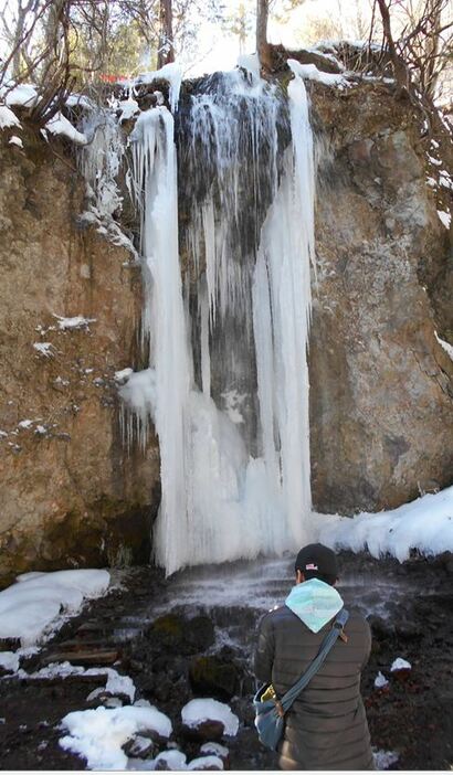 [写真]小諸市の「不動の滝」（2月8日撮影）