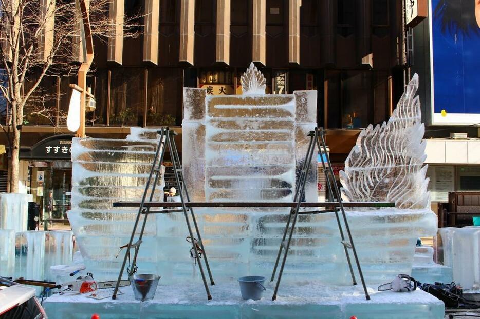 [写真]製作途中の氷像