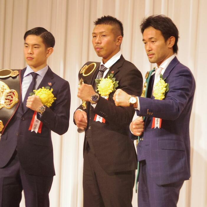 左から殊勲賞の井岡一翔、MVPの内山高志、技能賞の山中慎介