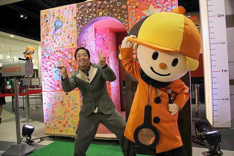 [写真]「くずはモール」に3メートルのお菓子の家が完成、最後の1パーツを安田大サーカスの団長が付け加えた