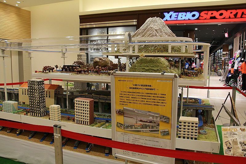 [写真]約300種類の機関車～リニアまで「お菓子の鉄道博物館」も同時開催中